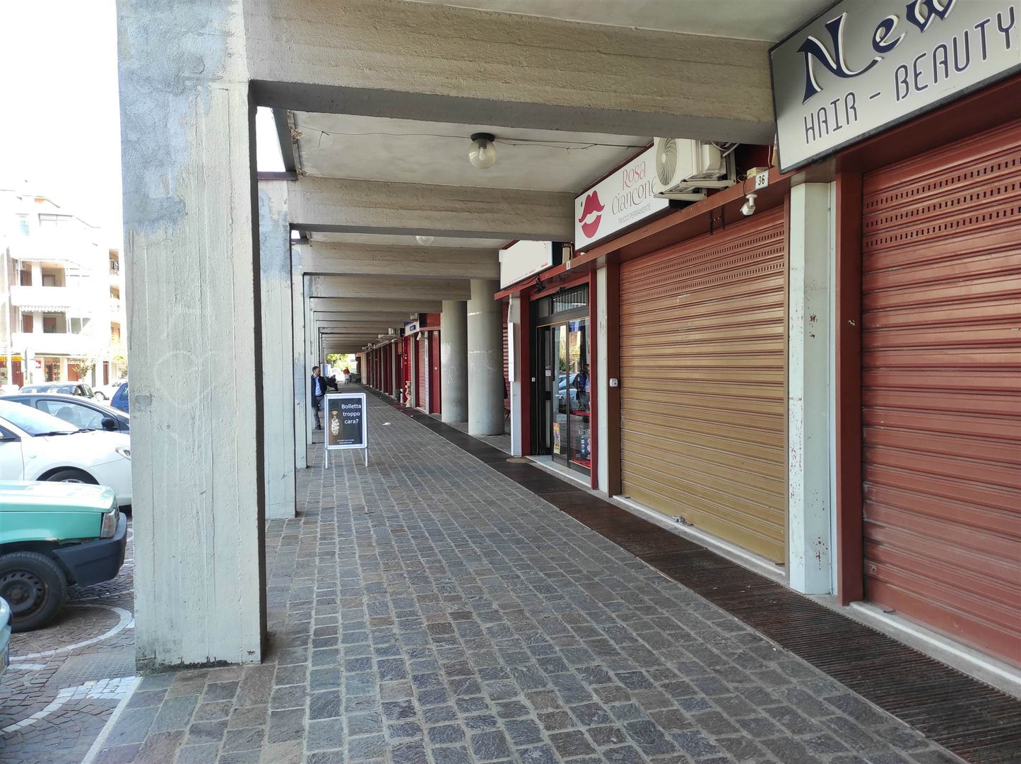Locale commerciale con 3 vetrine e parcheggio - Roccapiemonte