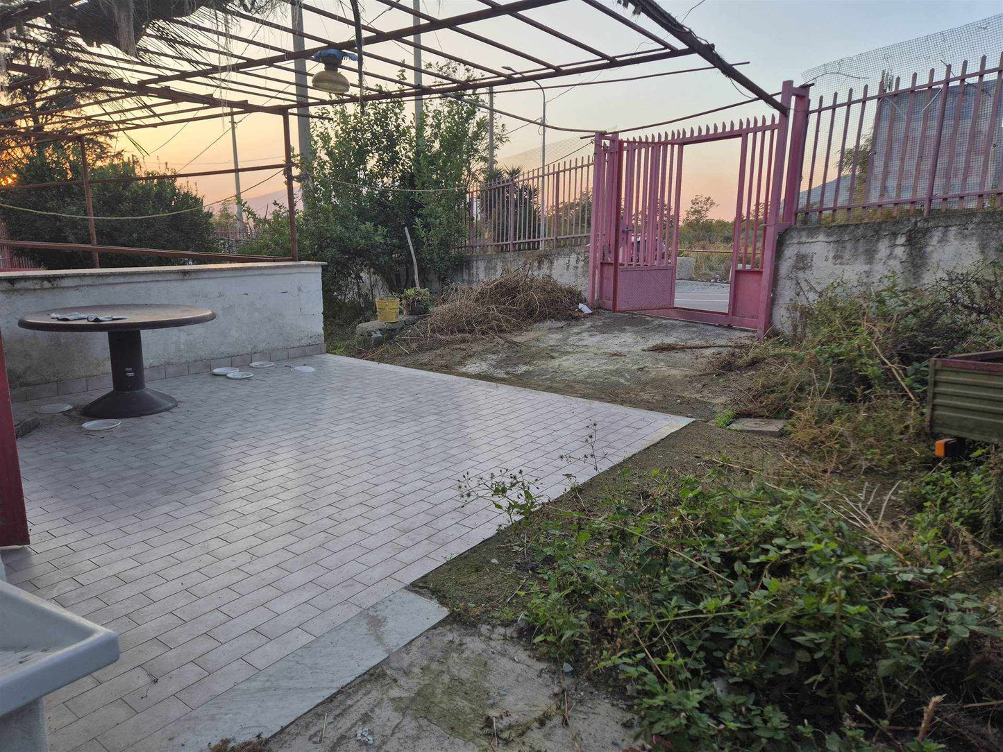 Soluzione bifamiliare con giardino, garage e terrazzo – Sarno