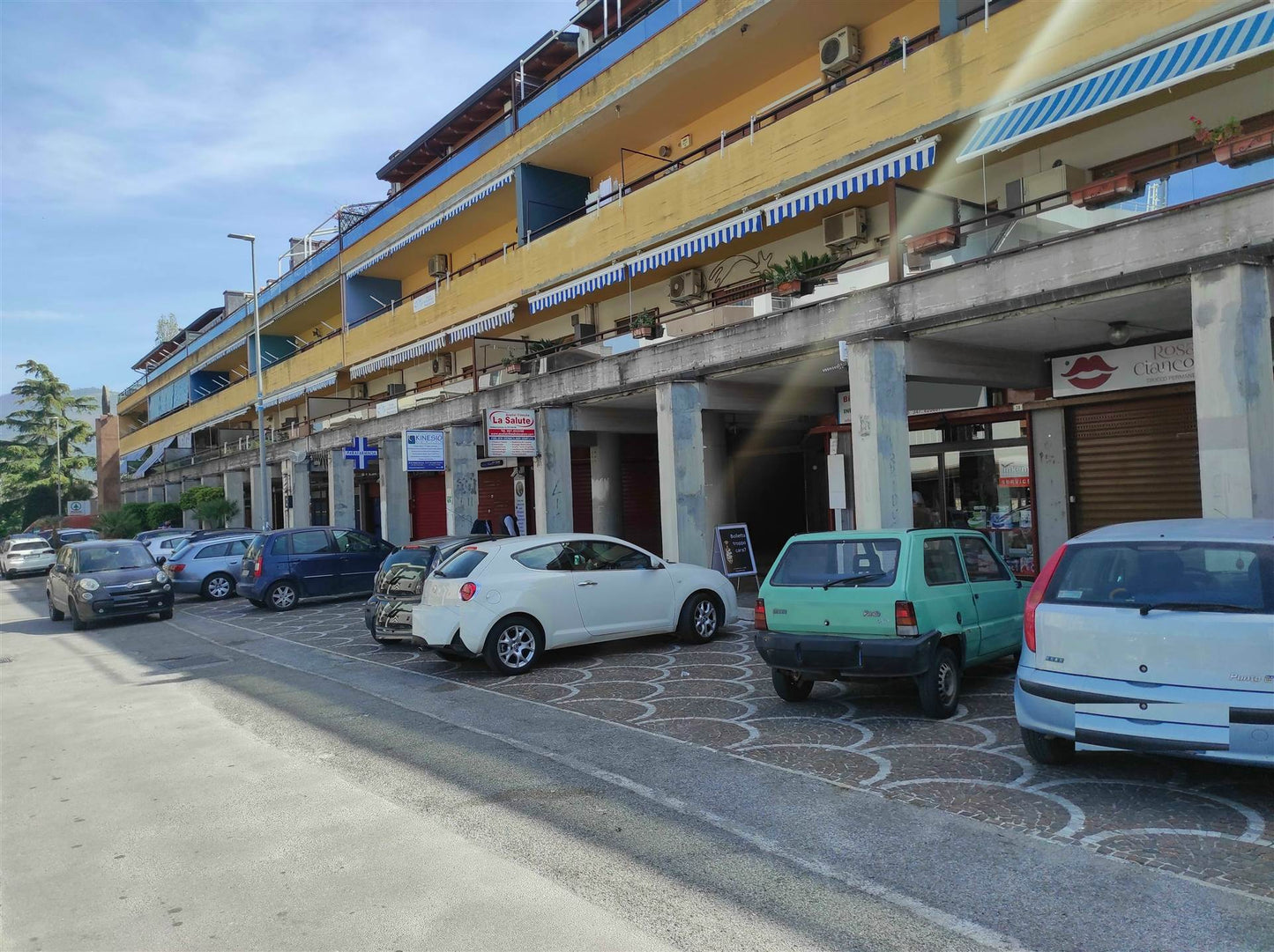 Locale commerciale con 3 vetrine e parcheggio - Roccapiemonte