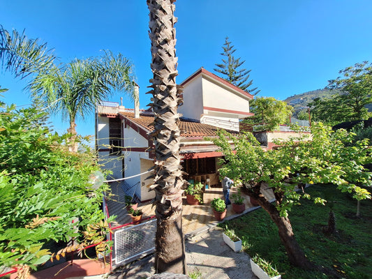 Villa di 720 mq su 4 Livelli in Vendita a Corbara