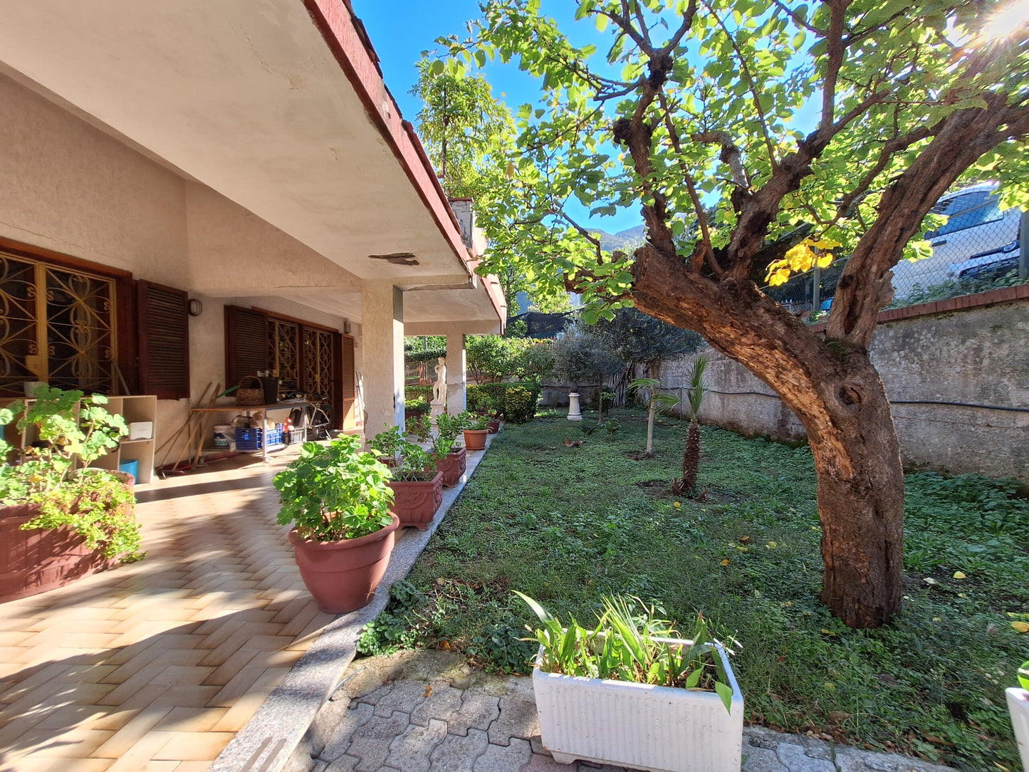 Villa di 720 mq su 4 Livelli in Vendita a Corbara
