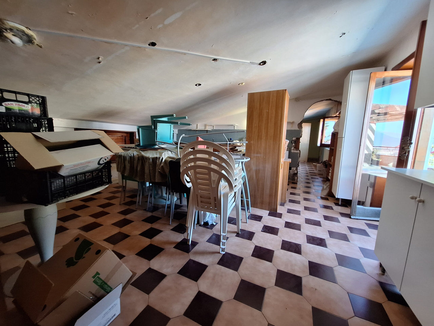 Villa di 720 mq su 4 Livelli in Vendita a Corbara