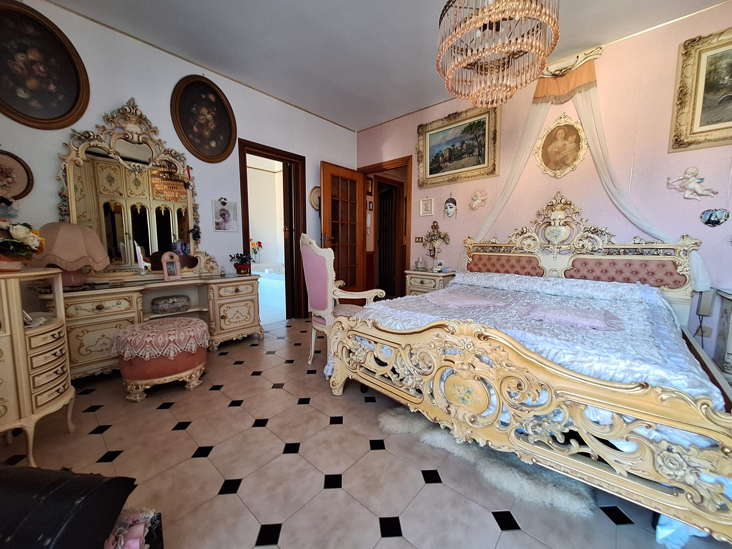 Villa di 720 mq su 4 Livelli in Vendita a Corbara