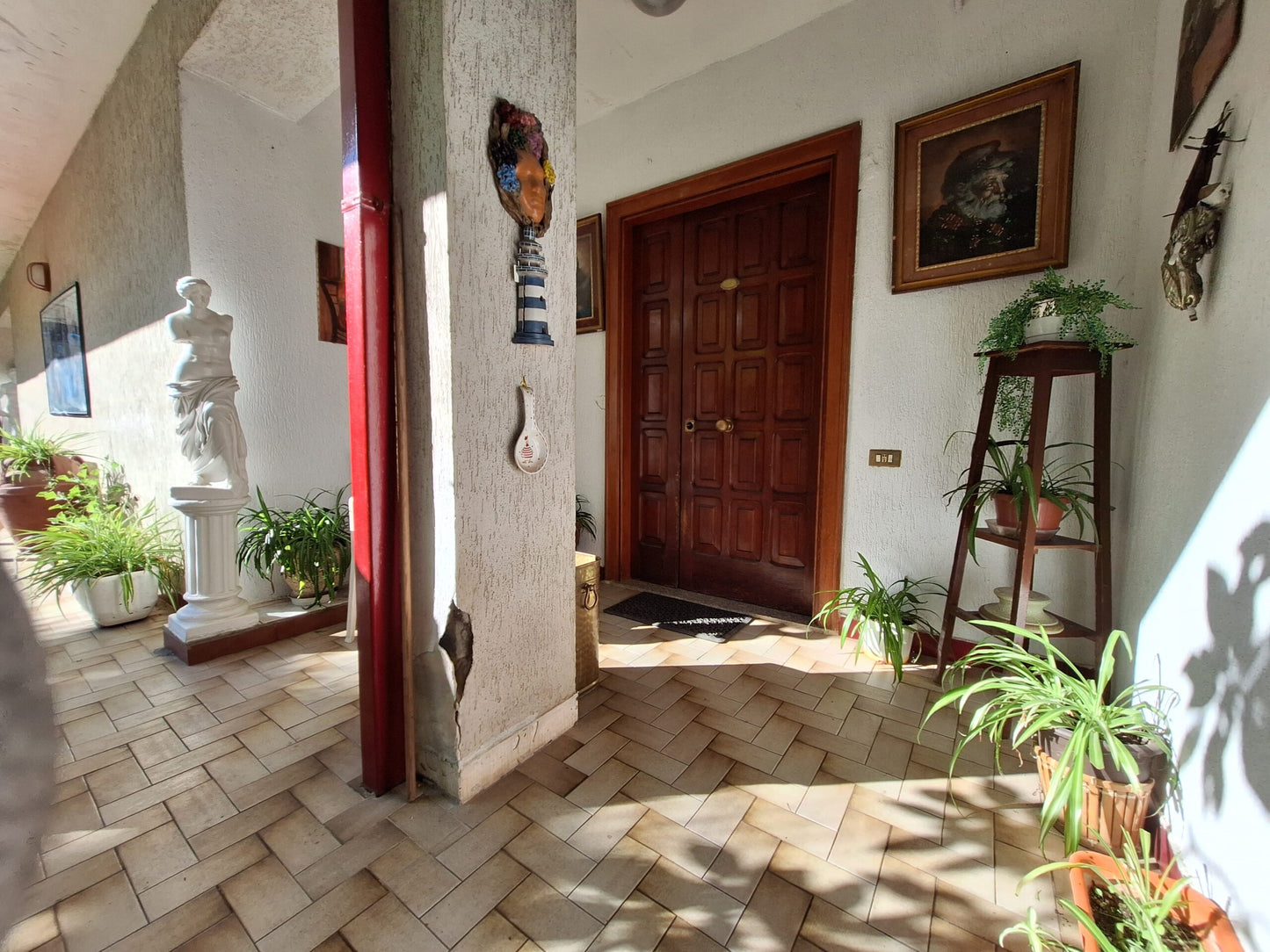 Villa di 720 mq su 4 Livelli in Vendita a Corbara