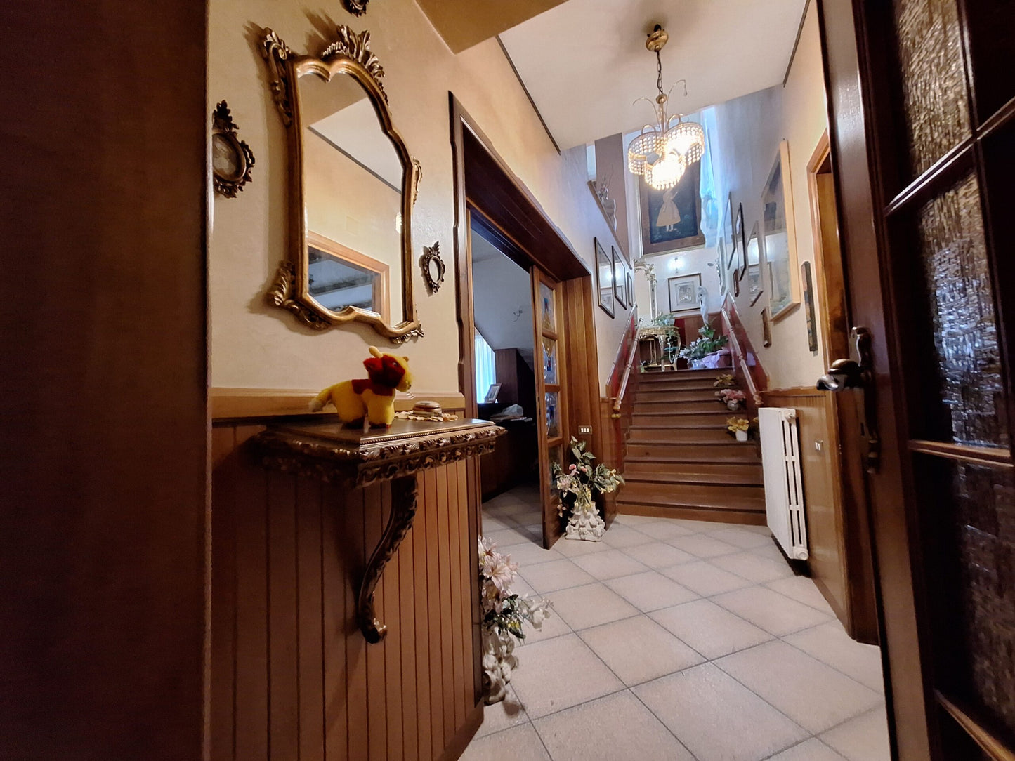 Villa di 720 mq su 4 Livelli in Vendita a Corbara