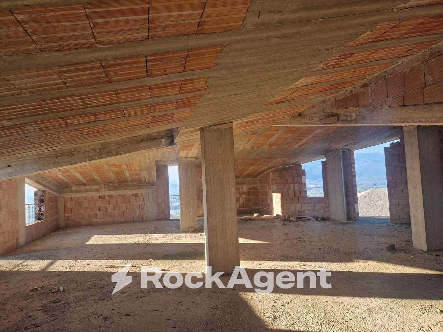 Villa di nuova costruzione con vista panoramica e giardino privato – Altavilla Silentina